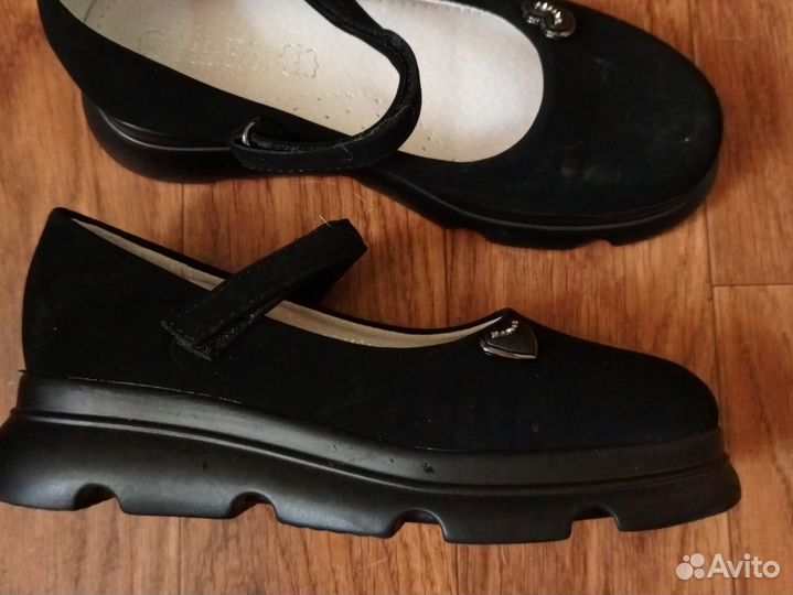 Туфли школьные для девочки 33 размер, одеты один