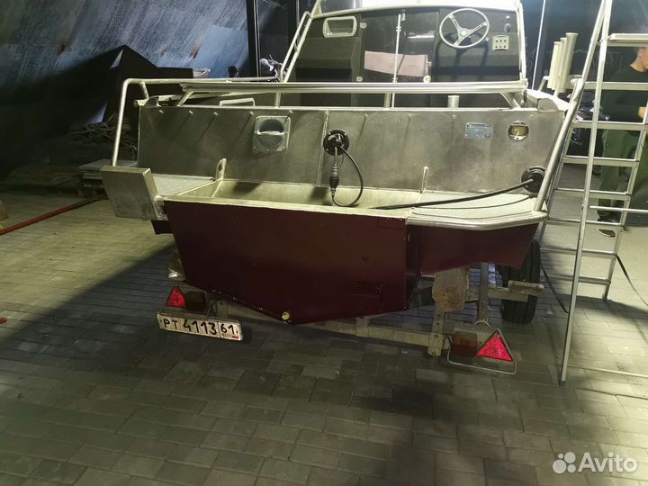 Катер с полурубкой