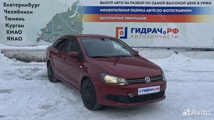 Рамка магнитолы Volkswagen Polo Sedan (Mk5) 6RU858