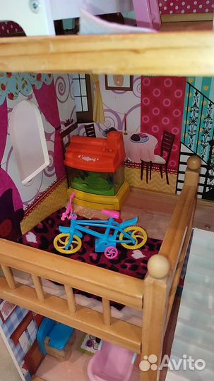 Кукольный домик с мебелью и куклами