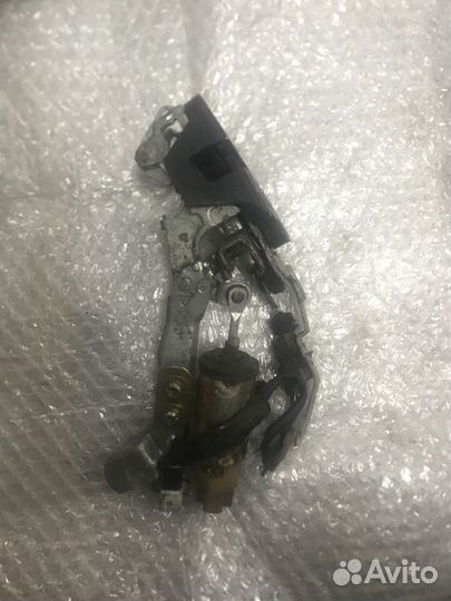 Замок двери передний правый Mitsubishi Galant EA1