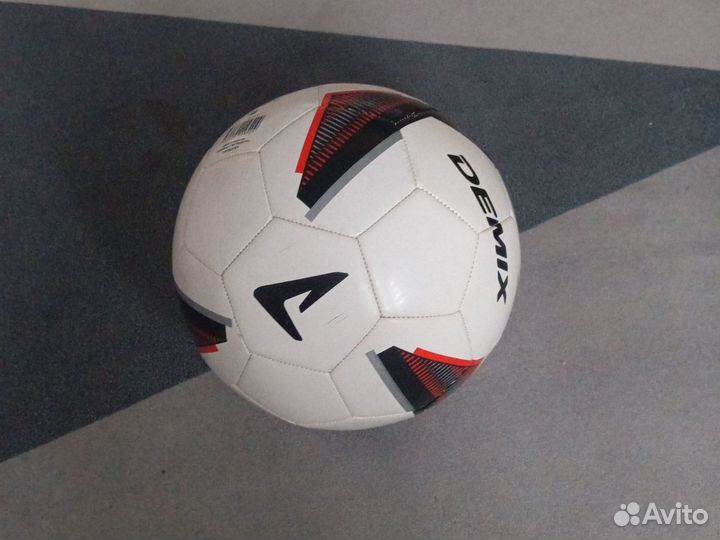 Футбольный мяч demix размер 4 для футзала
