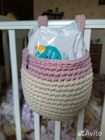 Вязаная корзина на кроватку или рейлинг