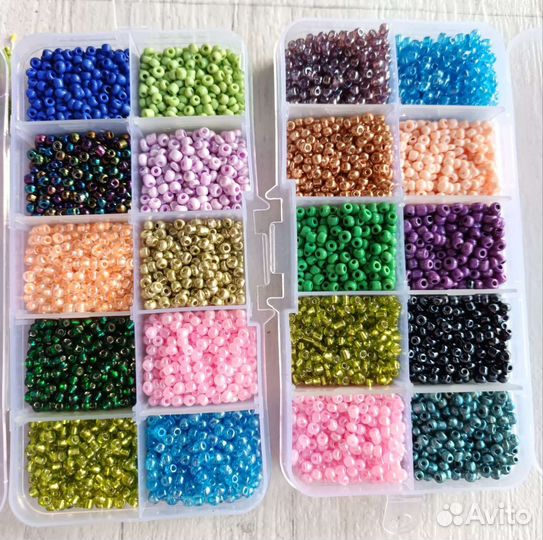 Бисер в контейнере органайзере