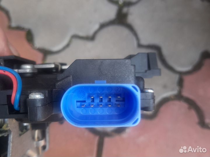 Замок двери передний левый Volkswagen Tоuran I