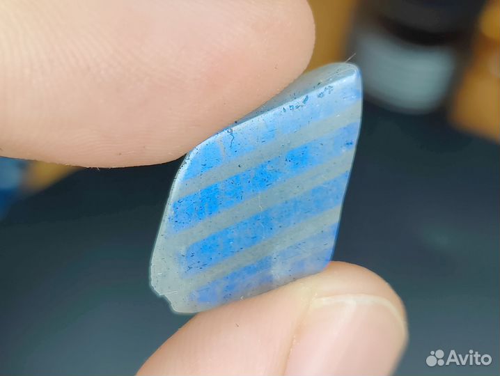 Лабрадорит полосатый. Синяя иризация