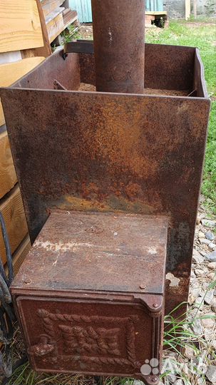 Железная, толстостенная печь с баком для воды