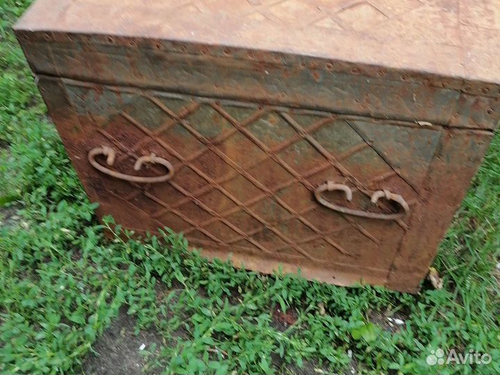 Сундук старинный