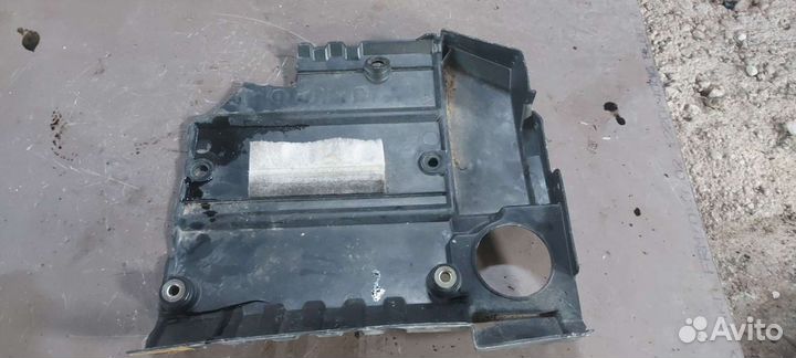 Крышка двигателя на Mitsubishi Lancer 9