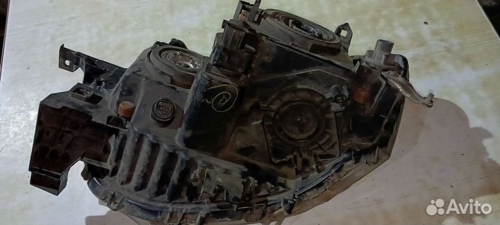 Фара передняя на Mitsubishi Pajero sport