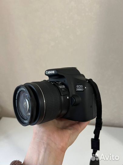 Зеркальный фотоаппарат Canon EOS 2000D