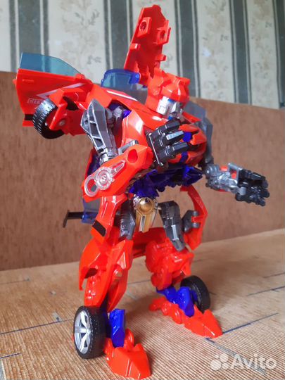 Два робота трансформера машины