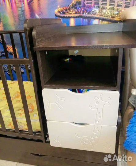 Детская кроватка с маятником и комодом