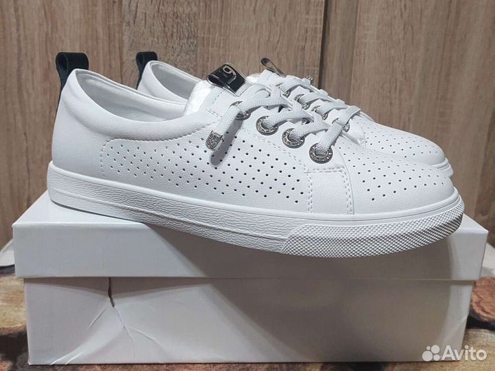 Кожаные кеды женские с перфорацией