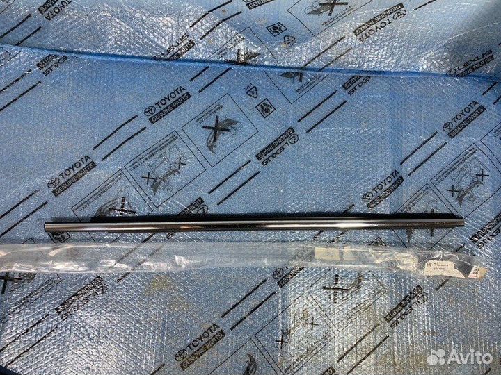 Накладка стекла передняя правая Toyota Land