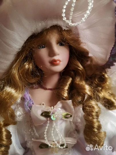 Кукла фарфоровая