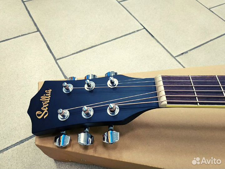 Акустическая гитара Sevillia + аксессуар