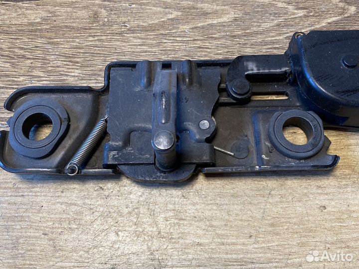 Audi q7 замок крышки багажника