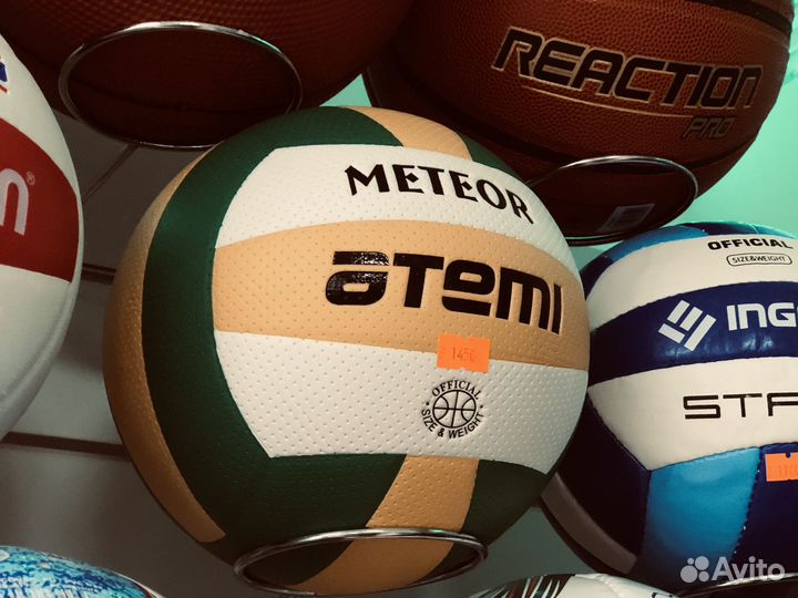 Разные волейбольные мячи в наличии