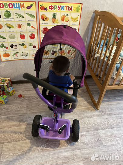 Детский трехколесный велосипед с ручкой