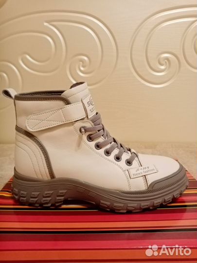 Продам женские ботинки