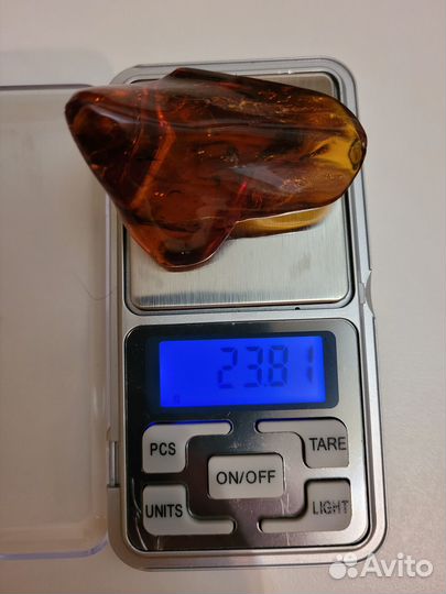 Янтарь крупный прозрачный