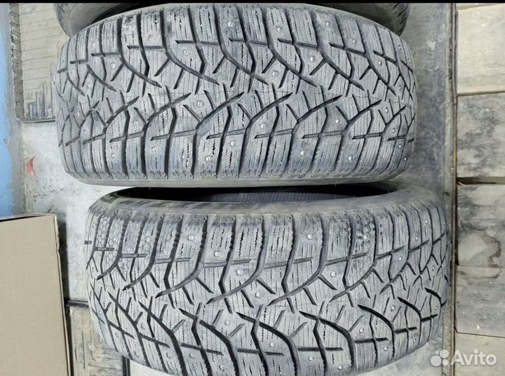 Bridgestone Blizzak Spike-02 215/50 R17 95V