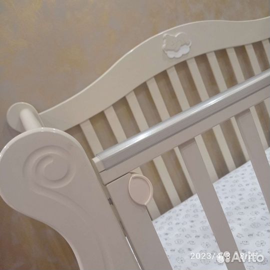 Детская кроватка с продольным маятником