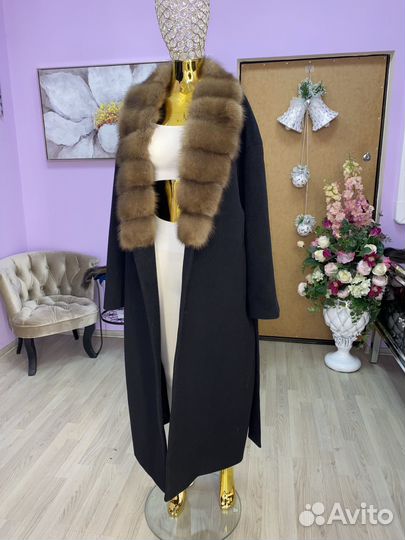 Пальто с воротником из меха куницы