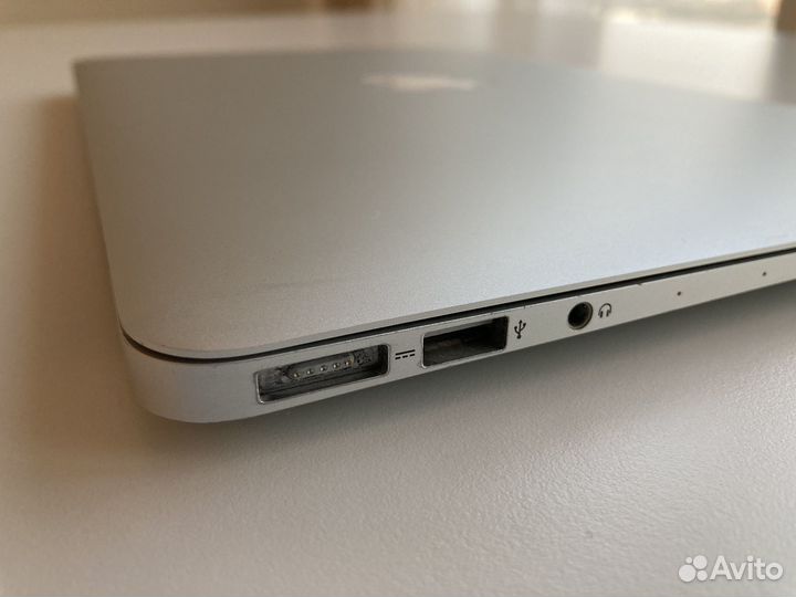 Apple MacBook Air (13-inch, Early 2015)