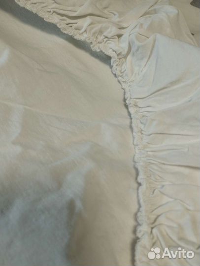 Простынь на резинке в круглую детскую кроватку