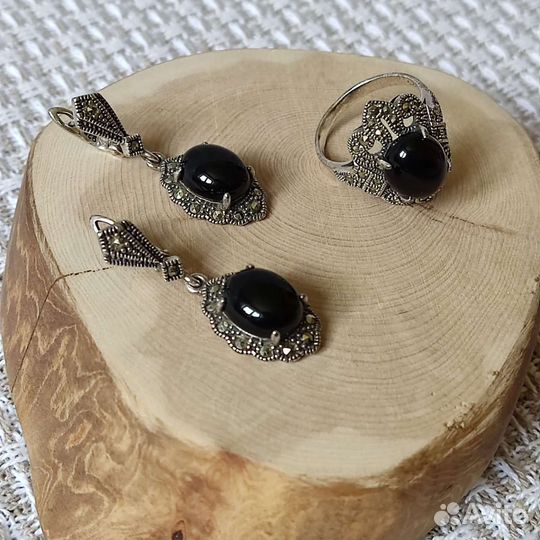 Серьги, кольцо серебряные с ониксами и марказитами