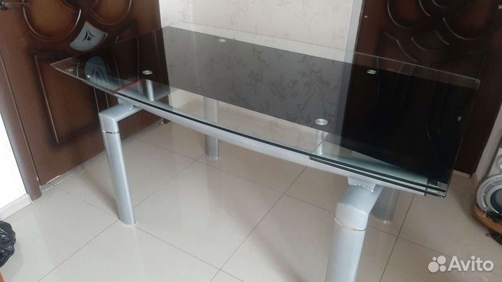Кухонный стол стеклянный раздвижной