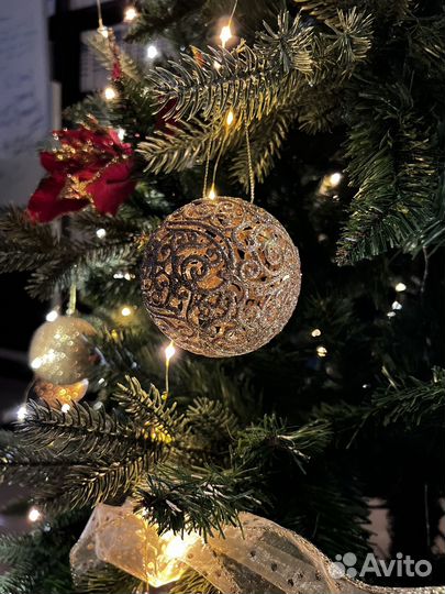 Новогодняя елка с украшениями