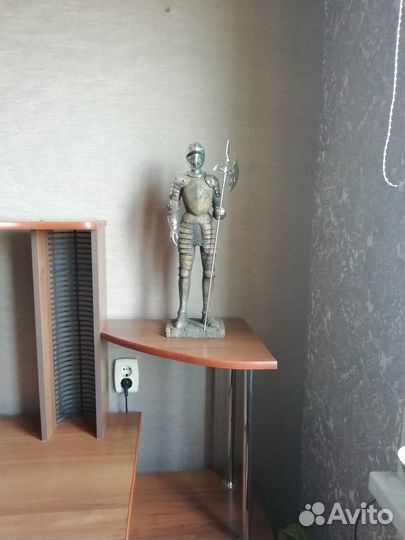 Средневековый рыцарь в шлеме Скульптура из камня