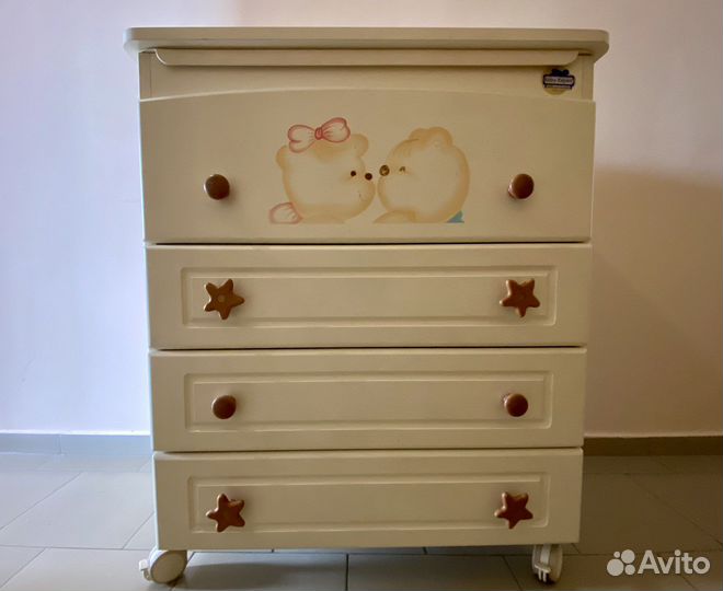 Детская кроватка и комод