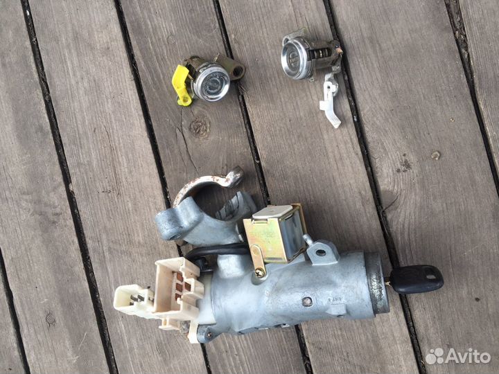 Замок зажигания с личинками