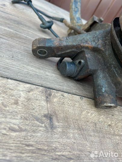 Поворотный кулак правый Hyundai Sonata V 2.0 2006