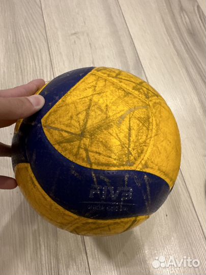 Волейбольный мяч mikasa v200w бу