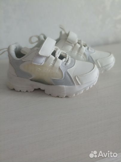 Кроссовки для девочки новые