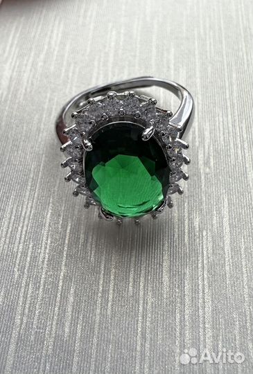Кольцо изумрудное бижутерия