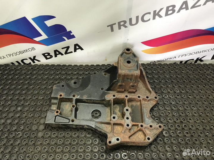 81413133011 Кронштейн передней рессоры правый