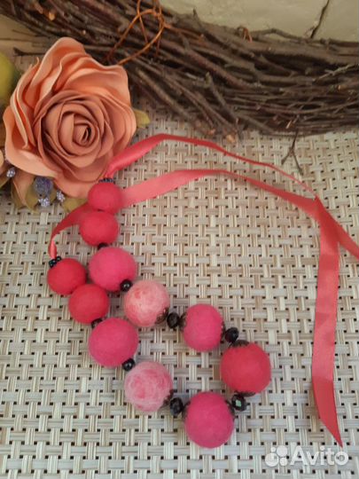 Бусы из шерсти валяные