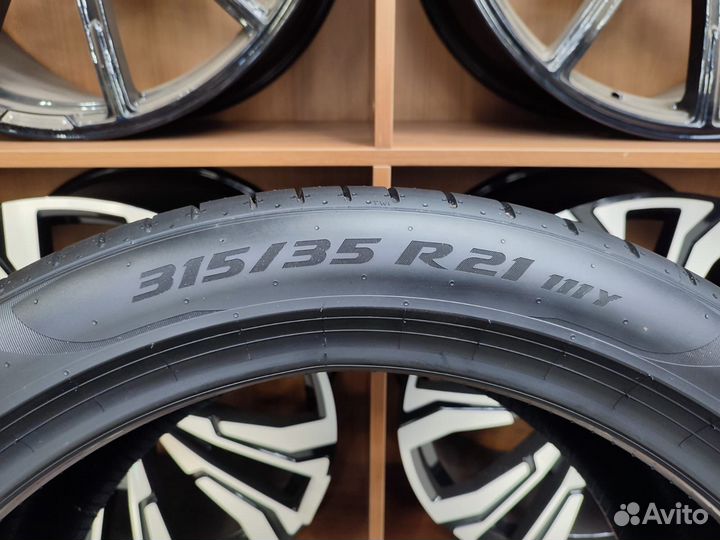 Pirelli P Zero PZ4 275/40 R21 и 315/35 R21 107Y