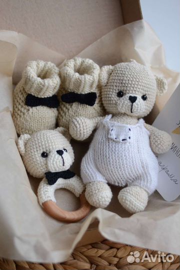 Вязаный комплект с пинетками для новорожденного