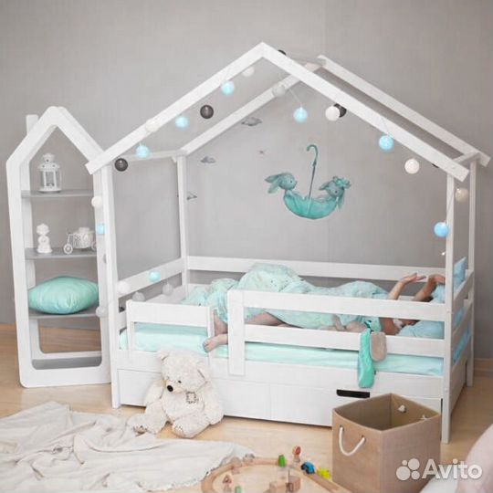 Кроватка для малыша из натурального дерева высокий