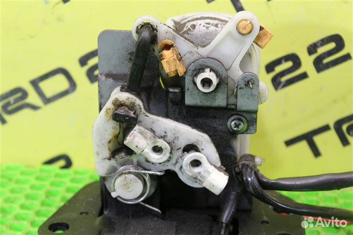 Замок багажника задний Mazda Bongo SK82MN F8