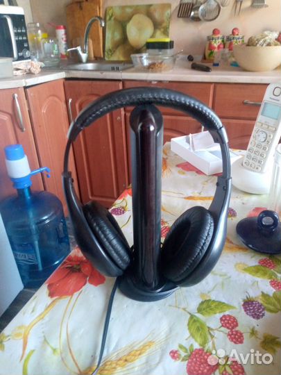 Телефон и беспроводные наушники