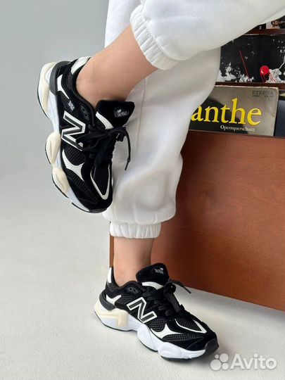 Кроссовки женские