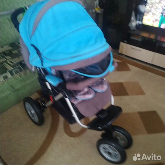 Прогулочная коляска с надувными колесами